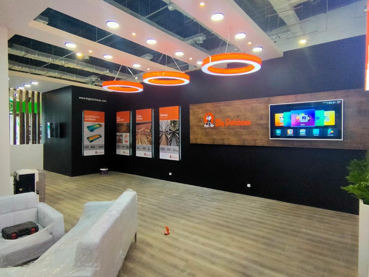 Cantilevered white blade wall, Equal's stand for Big Dutchman